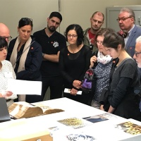 Europäischer Tag der Restaurierung 2019: Einer Besuchergruppe wird die Restaurierung einer Handschrift aus dem 17 Jh. mit zahlreichen fragilen Weißschnitten erläutert