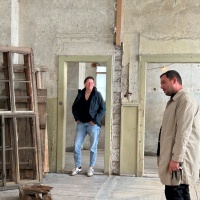 Stephanie Weichhold , Teammitglied der denkmal, und Philipp Hesse im Halben Schloss